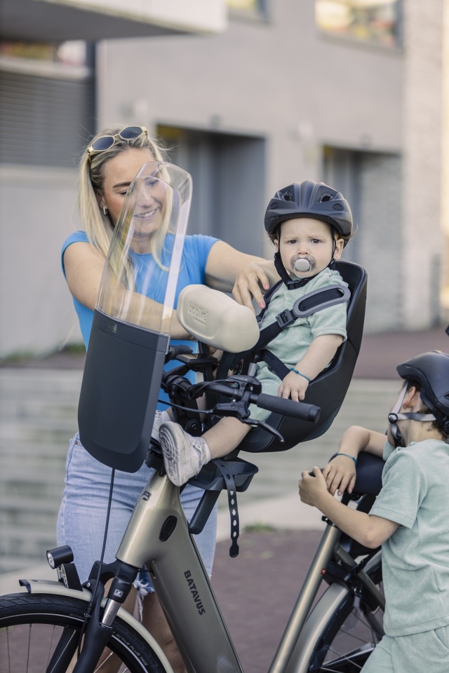 kind voorop de fiets met fietshelm