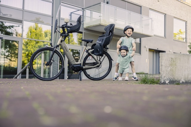ouder met kind bij een fiets met een bobike fietszitje
