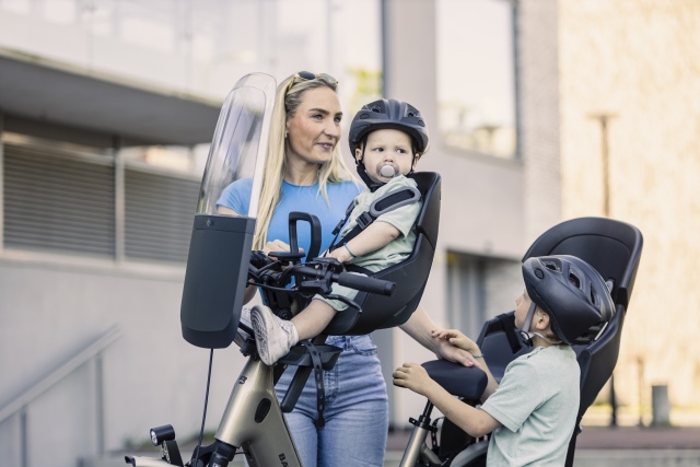 baby en kind samen op de fiets